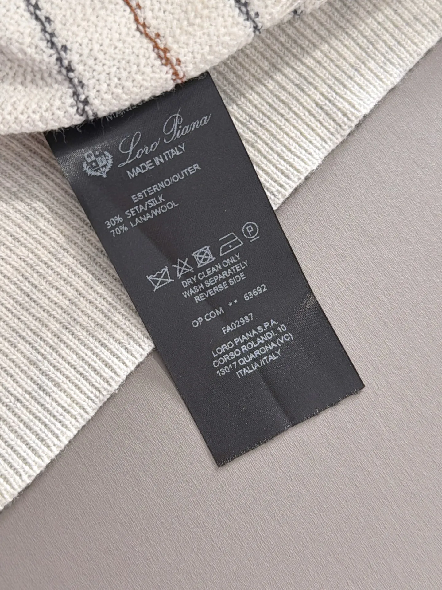 LP high quality Loro Piana 26ss New Arrival men's short-sleeved T-shirt. Made of combed cotton yarn knitted cotton fabric, no pressure when entering and exiting the counter. Exclusive control of raw materials. It feels substantial when weighed, and the upper body is more textured than ordinary T-shirts. This texture can handle the weather easily and is suitable for both hot and cold! Loose fit design, looks noble. The only correct version is available Size: M to 4XL